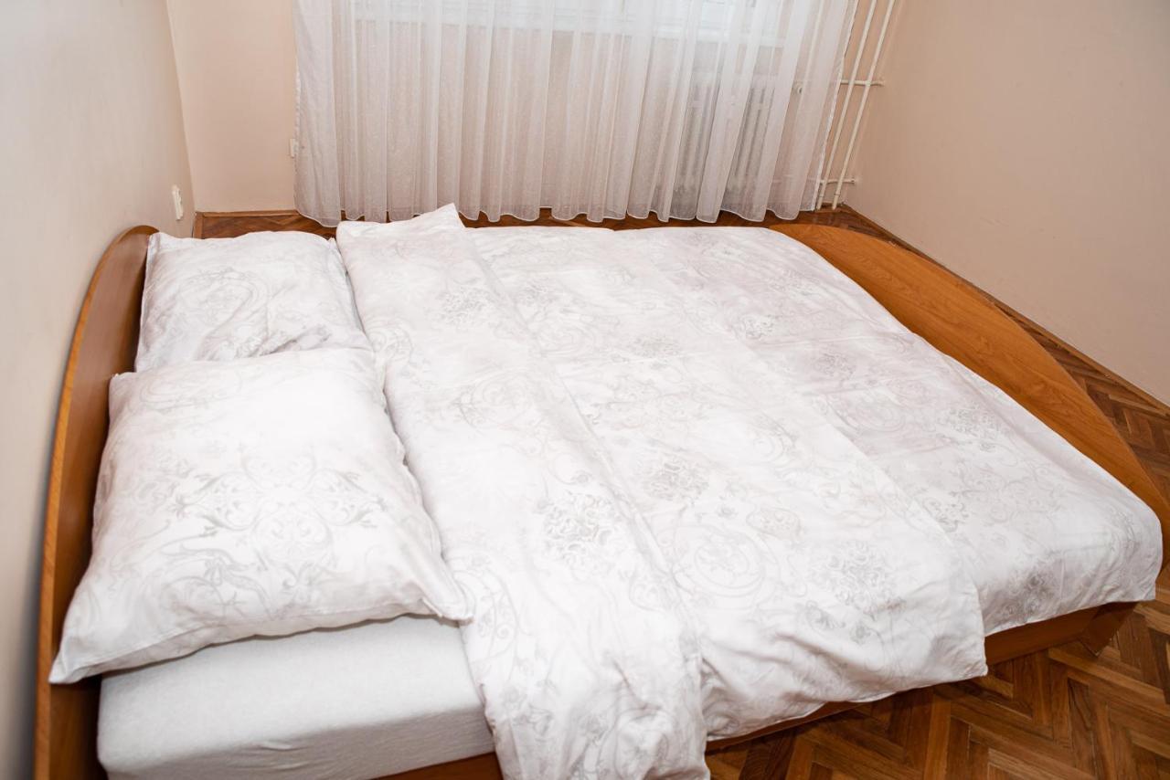 Lovely One Bedroom Apartment Nové Zámky Kültér fotó